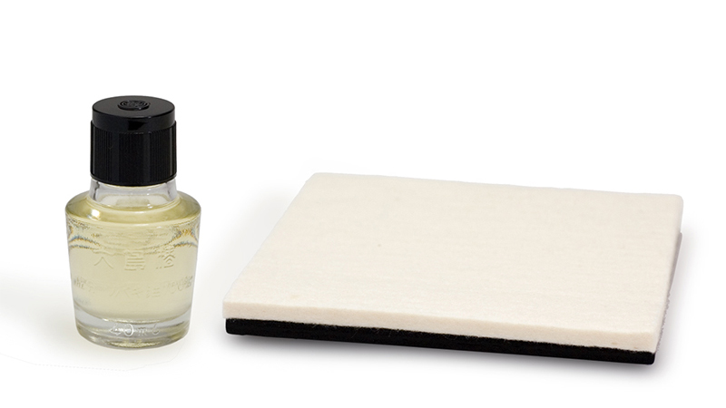 Camellia oil (L) and a baren pad (R)